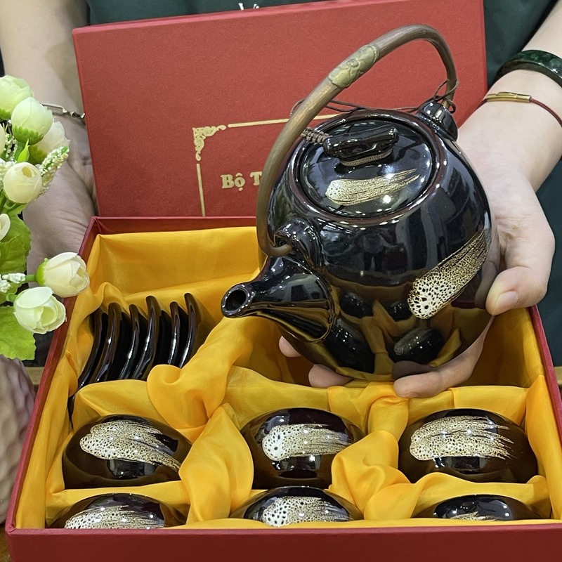 bo-am-chen-duoc-dat-trong-hop-xi-lot-lua-sang-trong