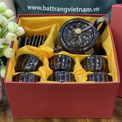 bo-am-chen-qua-tang-duoc-dung-trong-hop-xi-lot-lua-vang-chin-chu