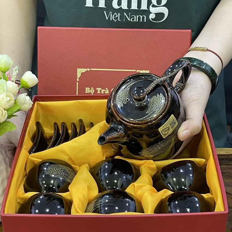 bo-am-chen-uong-tra-duoc-dong-goi-trong-hop-xi-lot-lua-vang-chin-chu