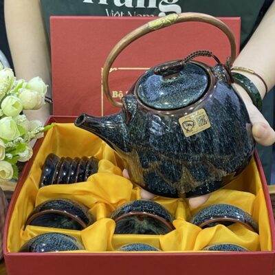 bo-am-chen-uong-tra-duoc-dong-goi-trong-hop-xi-lot-lua-vang-chin-chu